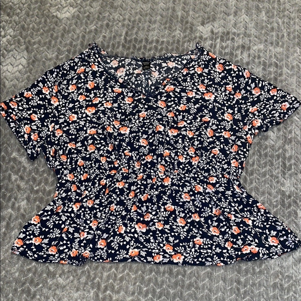 Emery Rose Short Sleeve Pullover Blouse. Size 1 XL.  Floral print. Elastic waist